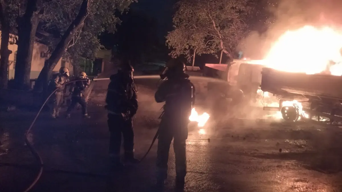Bombeiros combatem incêndio em pátio da Secretaria de Infraestrutura de Goiânia