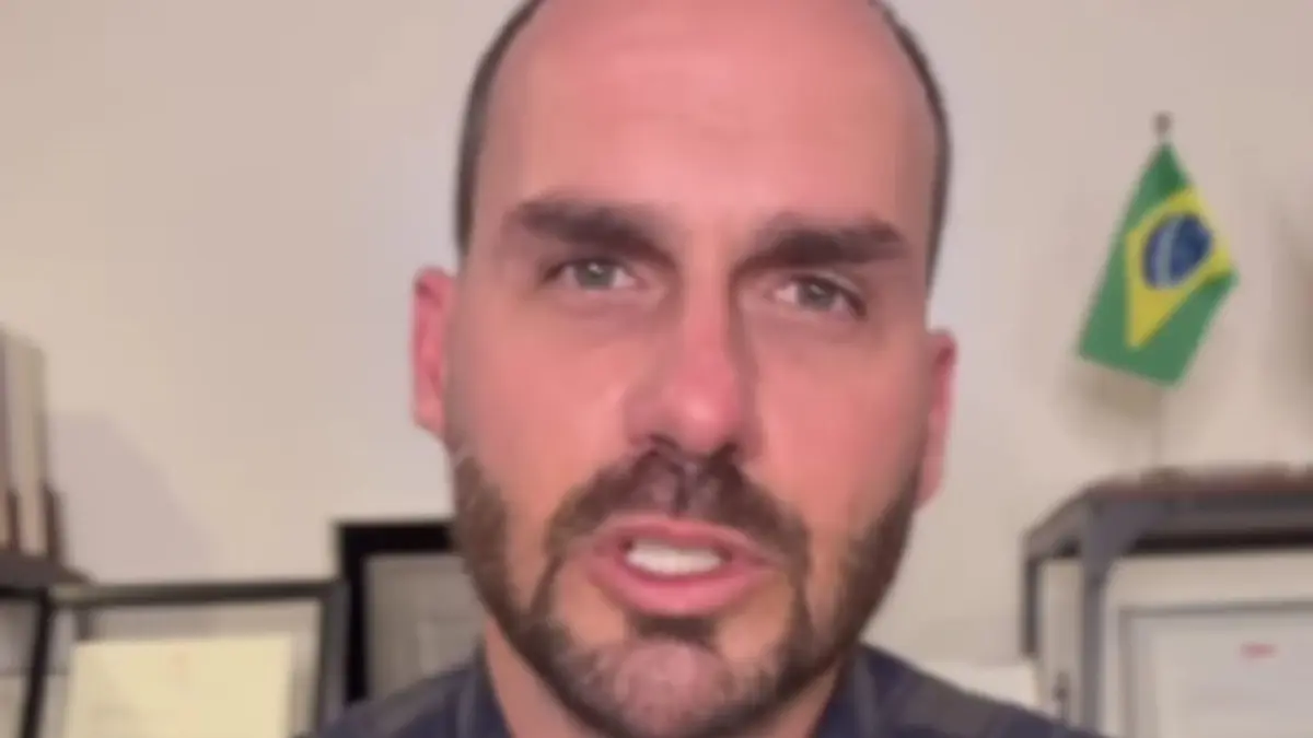 'Medalha de honra', diz Eduardo Bolsonaro sobre perda de mandato