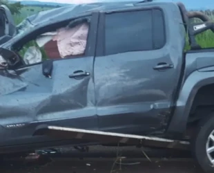 Três PMs e outras duas pessoas morrem em colisão frontal na GO-164