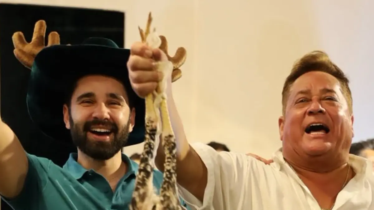 Leonardo ganha galinha de Natal: 'Melhor presente que ganhei na vida'