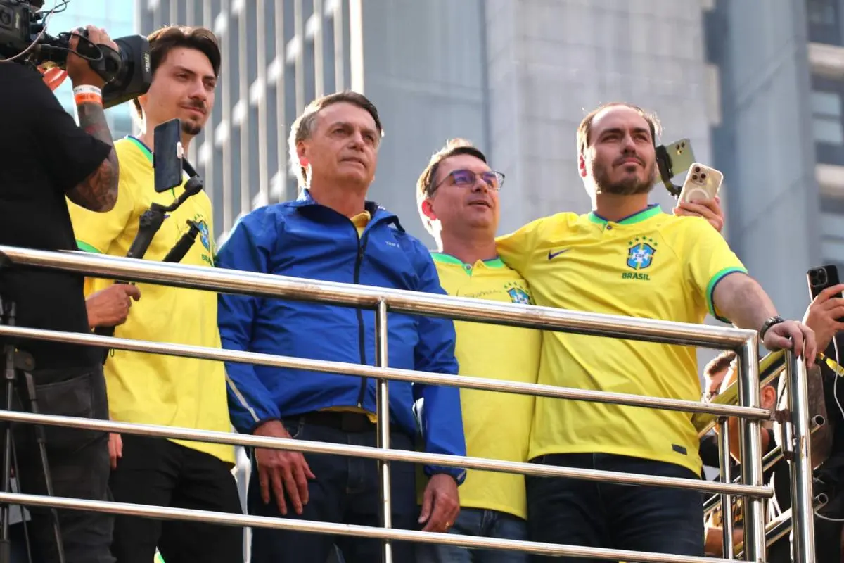 Jair-Bolsonaro-com-os-filhos-Renan-Flavio-e-Carlos-Avenida-Paulista