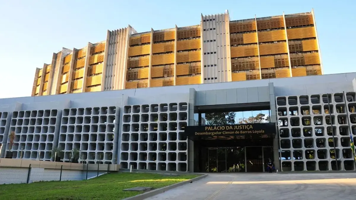 Decreto do TJGO proíbe roupas que "exponham excessivamente partes do corpo”