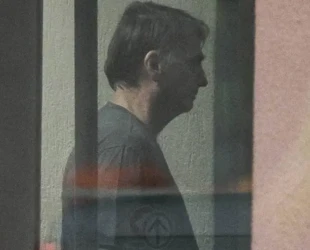 o-ex-presidente-jair-bolsonaro-pl-preso-na-superintendencia-da-policia-federal-em-brasilia-apos-receber-a-visita-da-ex-primeira-dama-michelle-bolsonaro-1763935181359_v2_900x506