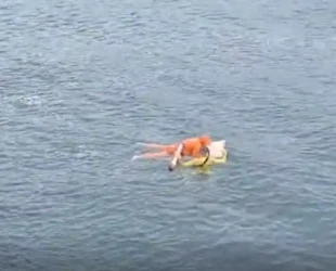 Pescador sobrevive a naufrágio ao se agarrar à porta de geladeira