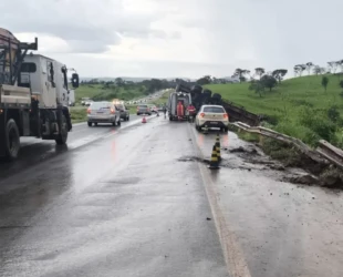 Três pessoas morrem em acidente com cinco veículos na BR-060, em Goianápolis