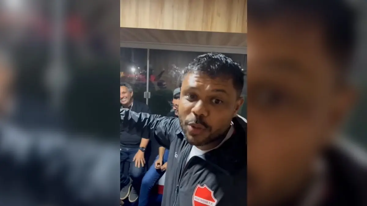 Após clássico, vice-presidente do Vila paga aposta com cerveja para diretoria do Atlético-GO