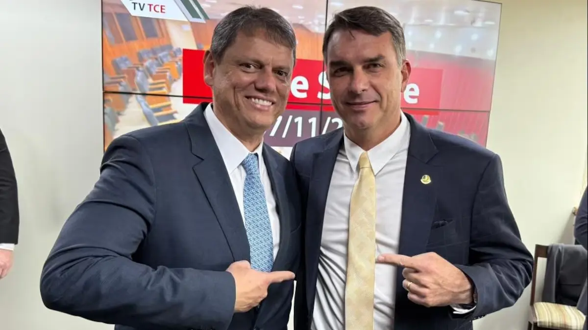 Tarcísio e Flávio aparecem em empate técnico com Lula no segundo turno, diz Paraná Pesquisas