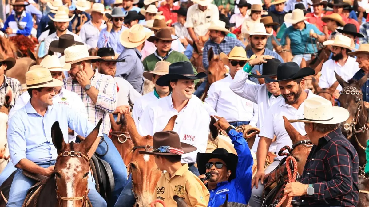 Daniel lidera cavalgada de muladeiros em Iporá