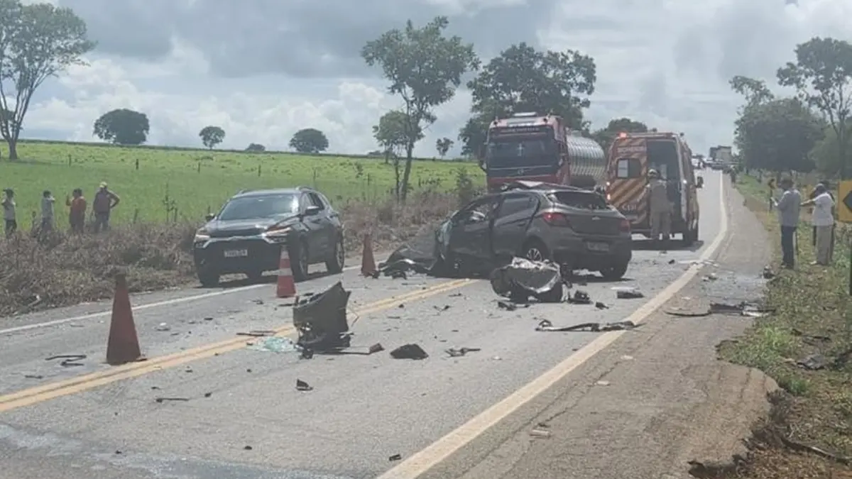 Duas pessoas morrem em acidente com quatro veículos em Bela Vista de Goiás
