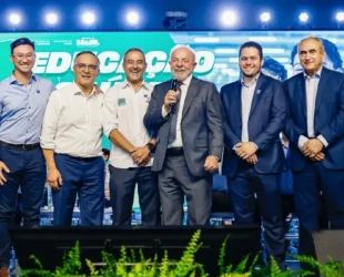 Lula tira foto com prefeitos do PL e brinca: 'Valdemar vai bater neles'