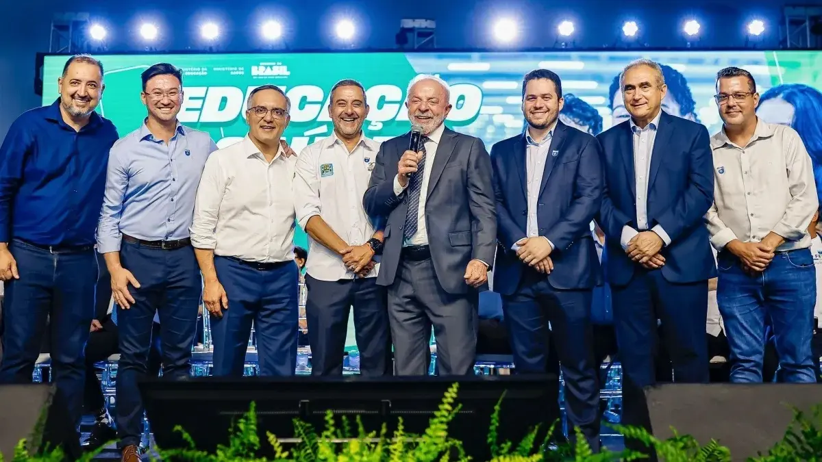 Lula tira foto com prefeitos do PL e brinca: 'Valdemar vai bater neles'