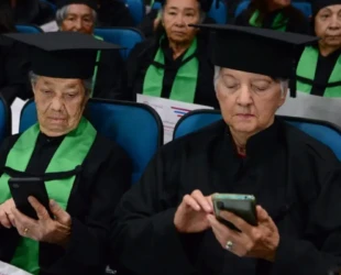 Quase 500 idosos recebem diploma do curso de inclusão digital em Goiás