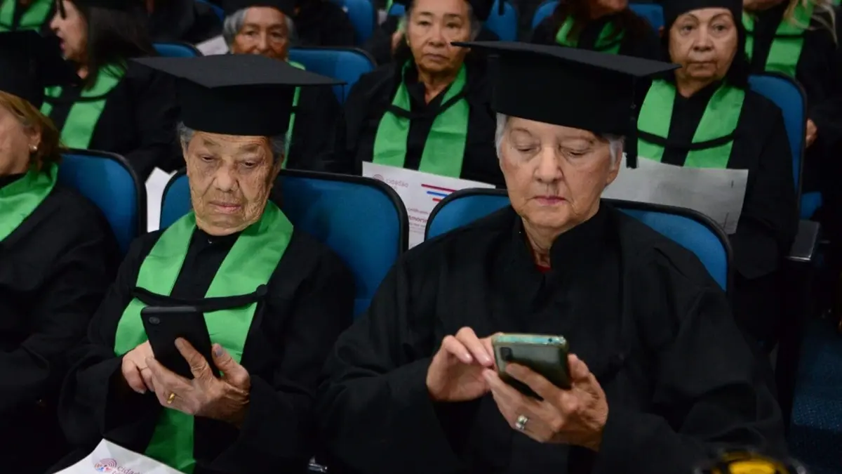 Quase 500 idosos recebem diploma do curso de inclusão digital em Goiás