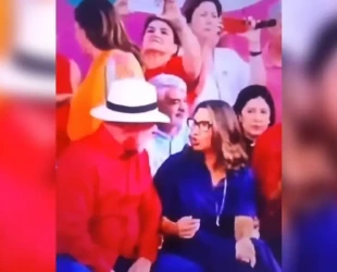 Janja chama a atenção de Lula após ele fazer selfie com uma mulher em evento de 46 anos do PT