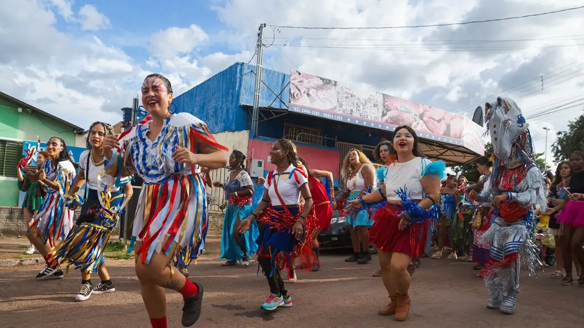 Folia Goiás reúne blocos tradicionais e cortejos culturais no interior