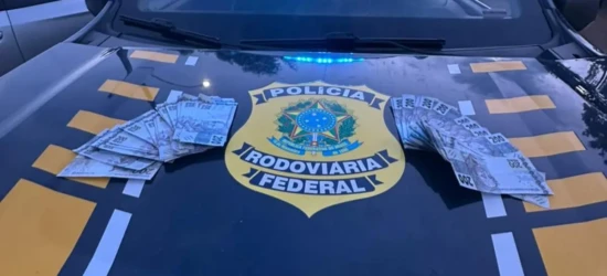 PRF apreende R$ 30 mil em notas falsas escondidas em painel de carro em Uruaçu