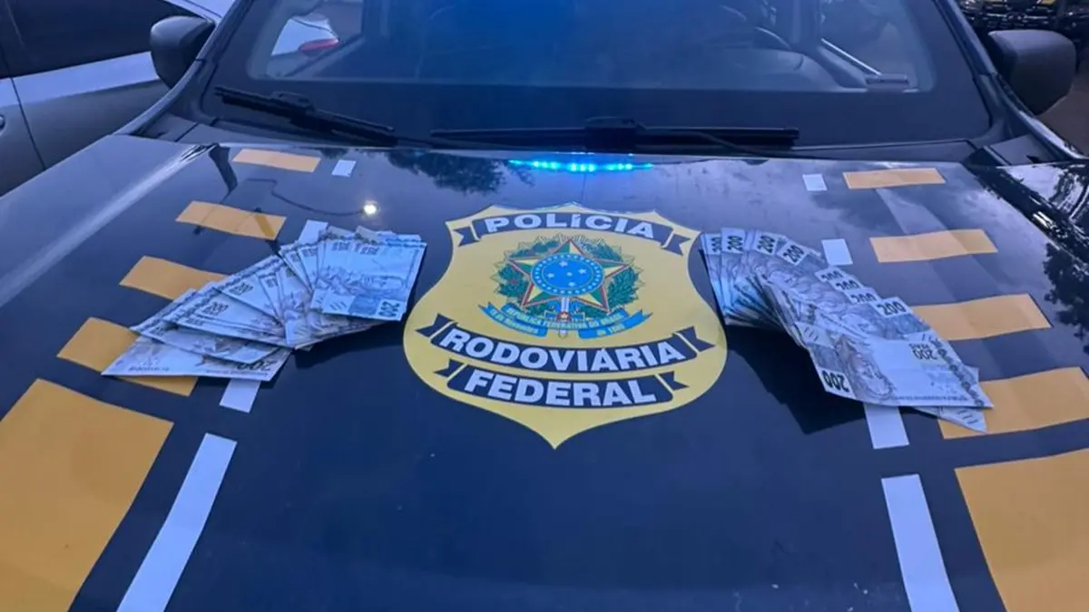 PRF apreende R$ 30 mil em notas falsas escondidas em painel de carro em Uruaçu