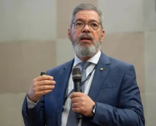 Diretor do Ministério da Justiça é exonerado após elogiar Caiado