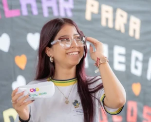 Alunos da rede estadual de Goiás recebem óculos de grau gratuitos