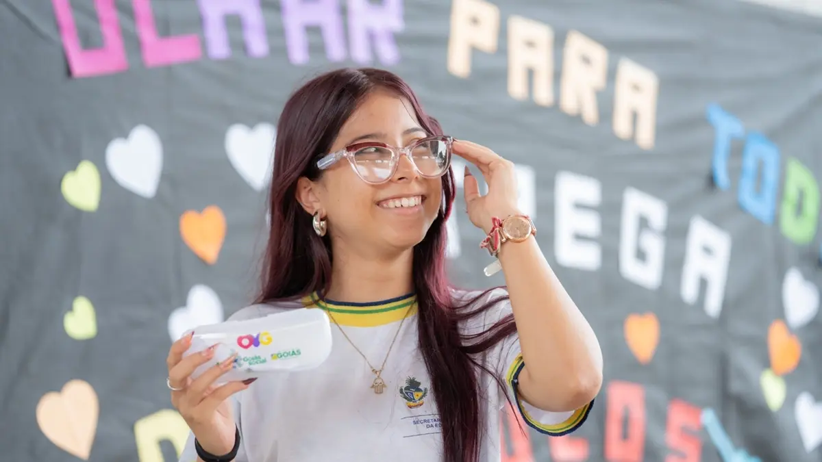 Alunos da rede estadual de Goiás recebem óculos de grau gratuitos