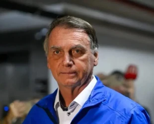 Carlos visita Bolsonaro e diz que pai estava “sonolento” e “abatido”