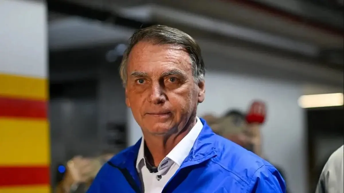 Carlos visita Bolsonaro e diz que pai estava “sonolento” e “abatido”