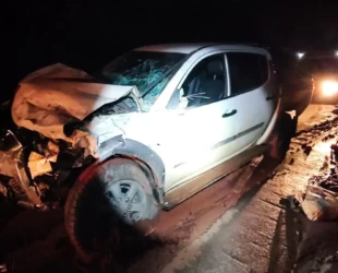 Micro-ônibus e caminhonete batem de frente entre Uruaçu e Goiânia