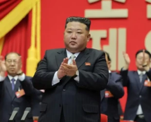 Kim Jong-un é reeleito para o posto máximo do partido único da Coreia do Norte