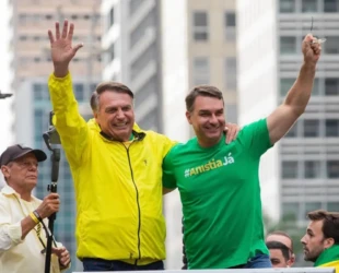 Flávio Bolsonaro pede apoio a todos, todas e ‘todes’