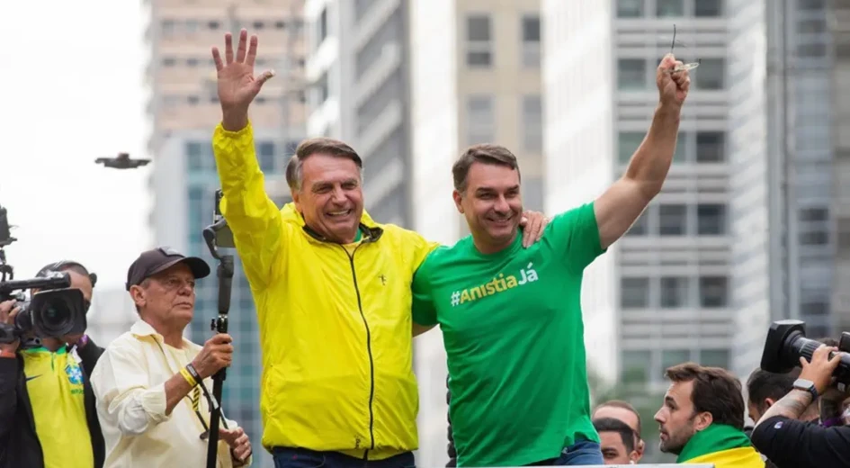 Flávio e Bolsonaro decidem substituto de Cláudio Castro na disputa ao Senado