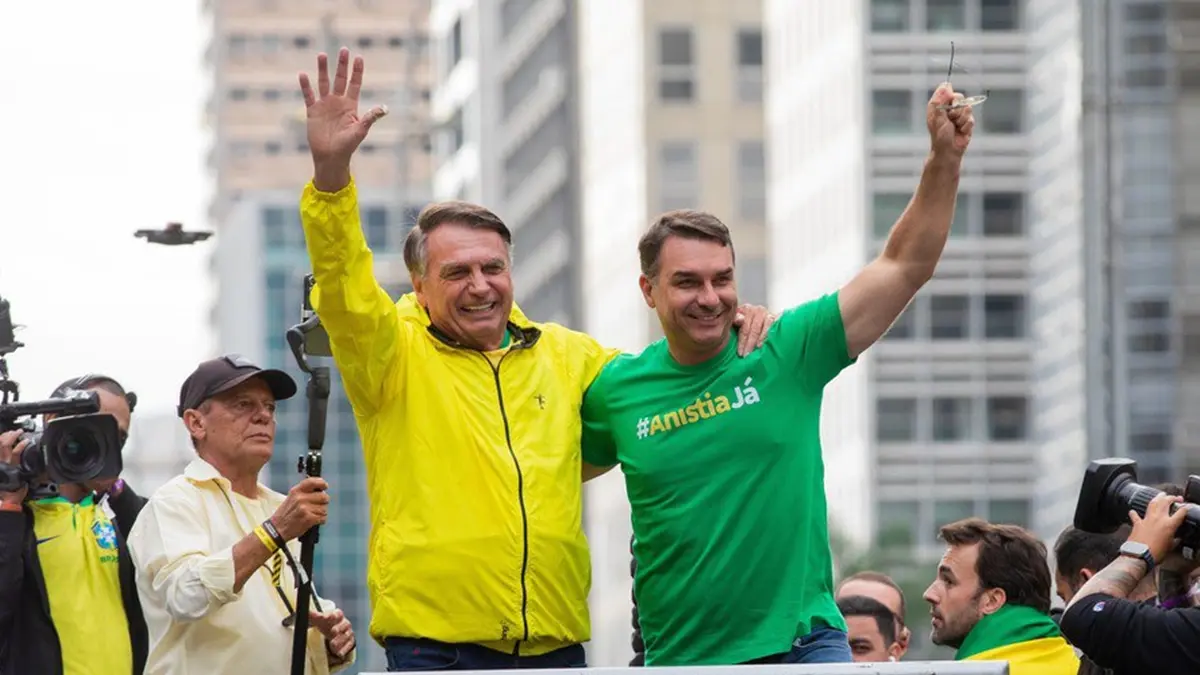 Flávio Bolsonaro pede apoio a todos, todas e ‘todes’