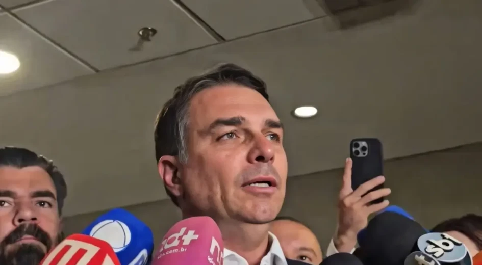 Flávio Bolsonaro defende fim da reeleição para presidente