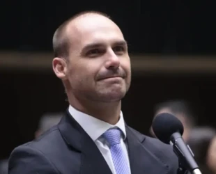 PF afasta Eduardo Bolsonaro do cargo e manda ele devolver a arma