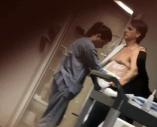 Carlos Bolsonaro publica foto do pai e diz que quadro é 'muito delicado'