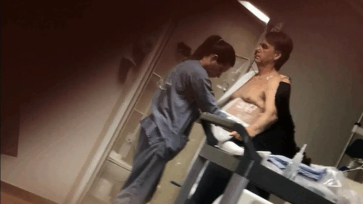 Carlos Bolsonaro publica foto do pai e diz que quadro é 'muito delicado'