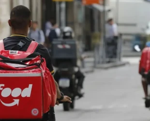 Quaest: 71% dos brasileiros são contra a taxa mínima por pedido em aplicativos de delivery