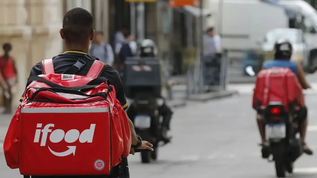 Quaest: 71% dos brasileiros são contra a taxa mínima por pedido em aplicativos de delivery