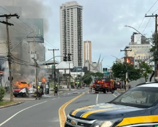 Ambulância pega fogo na Avenida 87, em Goiânia