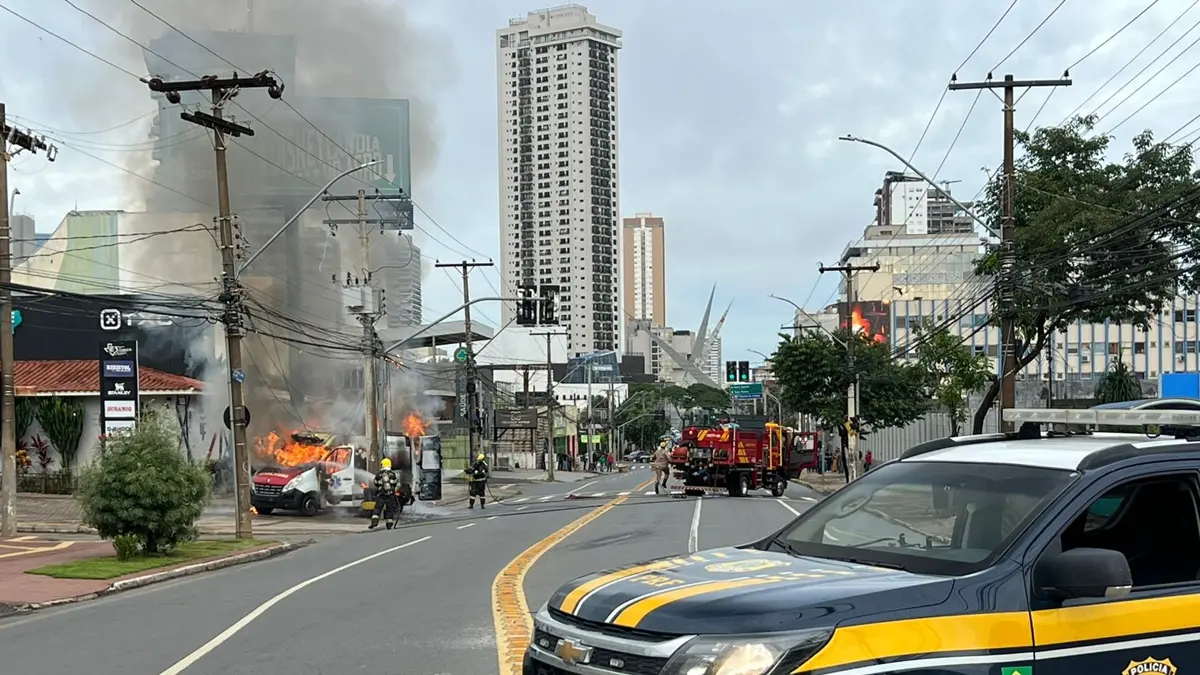 Ambulância pega fogo na Avenida 87, em Goiânia