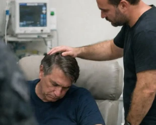 Carlos Bolsonaro diz que saiu 'destruído' do hospital após ver pai 'apagado' por remédios