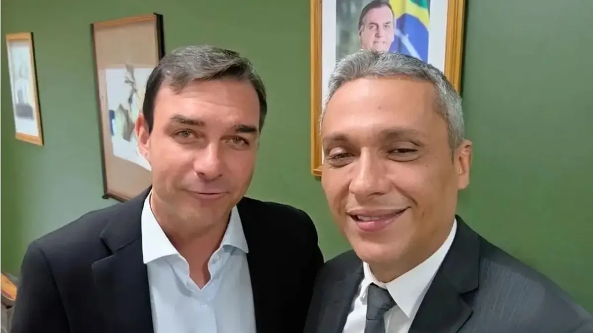 Flávio Bolsonaro confirma presença no lançamento da pré-candidatura de Gayer ao Senado