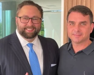 Conselheiro de Trump publica foto com Flávio Bolsonaro: 'Nosso próximo presidente'