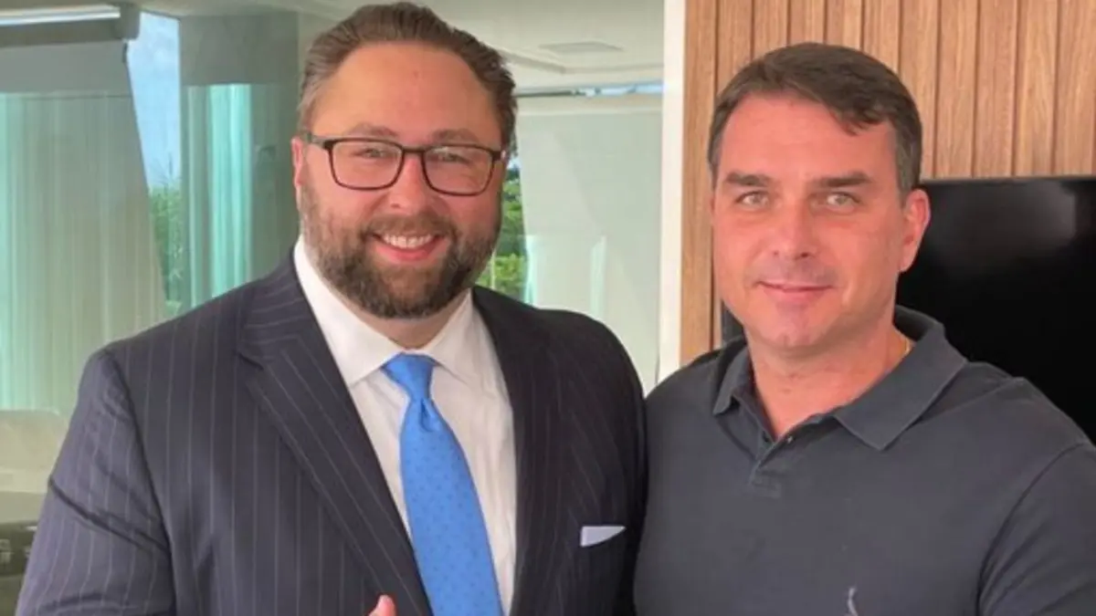 Conselheiro de Trump publica foto com Flávio Bolsonaro: 'Nosso próximo presidente'