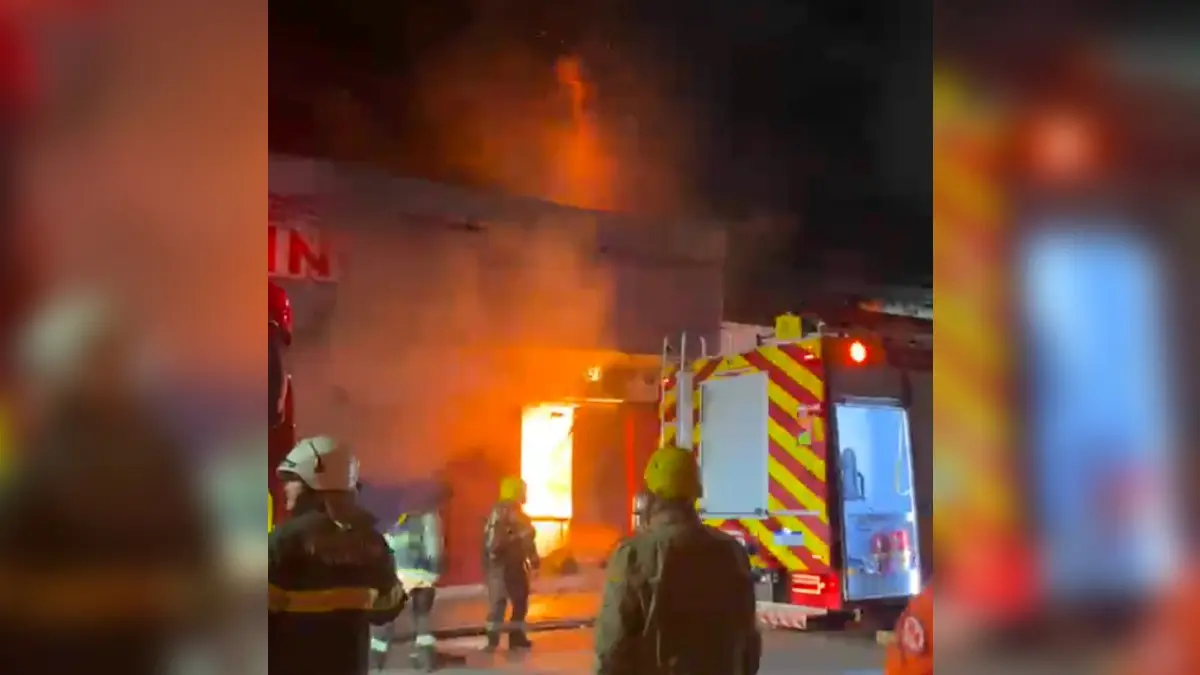 Incêndio de grandes proporções atinge estabelecimento comercial no setor Campinas, em Goiânia