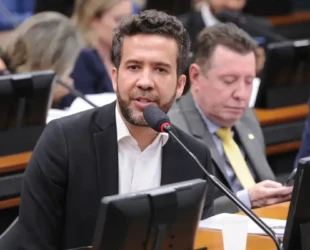 Defesa de Bolsonaro apresenta queixa-crime contra Janones por ofensas