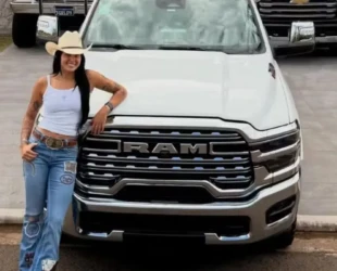 Ana Castela mostra nova aquisição: uma picape Dodge Ram avaliada em mais de R$ 670 mil