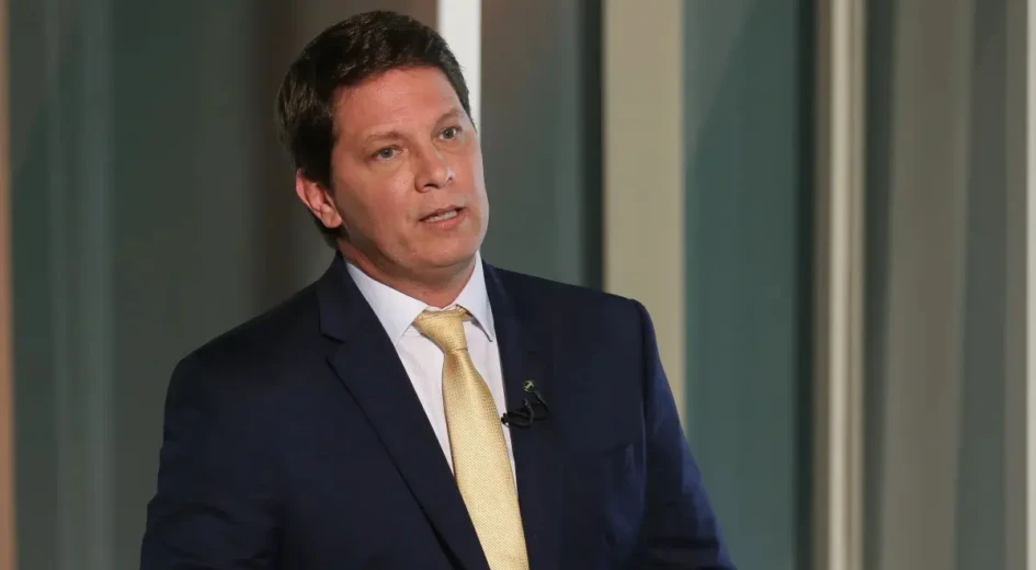 Dino quer que Mario Frias explique emendas do filme de Bolsonaro