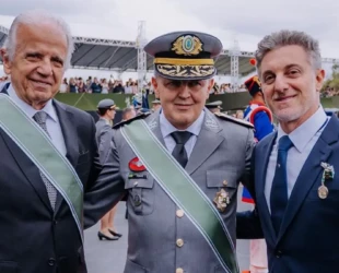 Exército condecora Luciano Huck