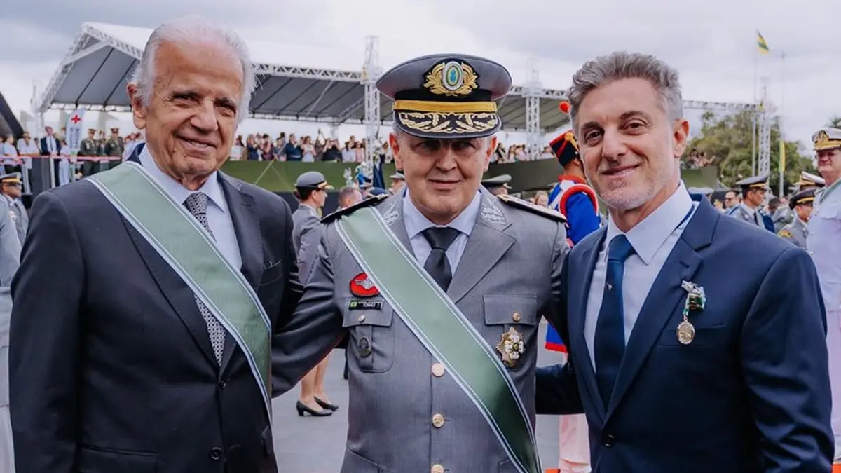Exército condecora Luciano Huck