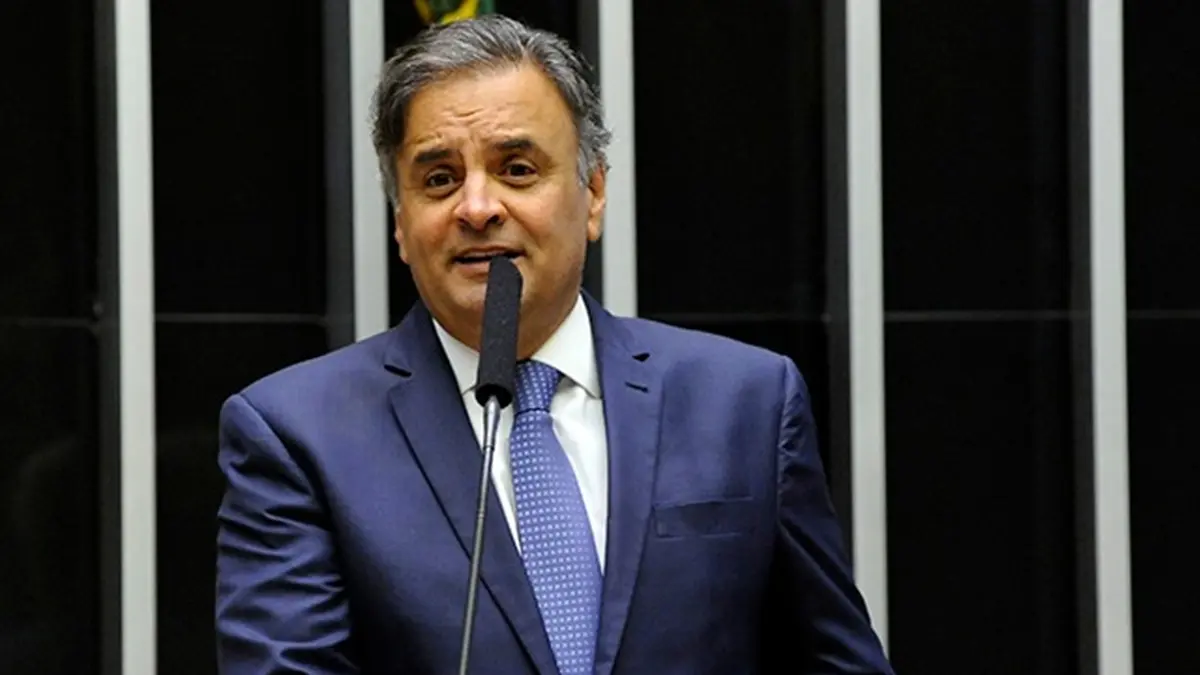 Aécio propõe mandatos de dez a 12 anos para ministros do STF para conter crise